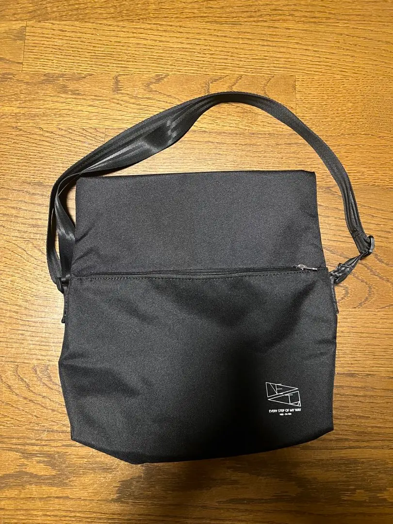 尼龍製黑色肩背包 的縮圖