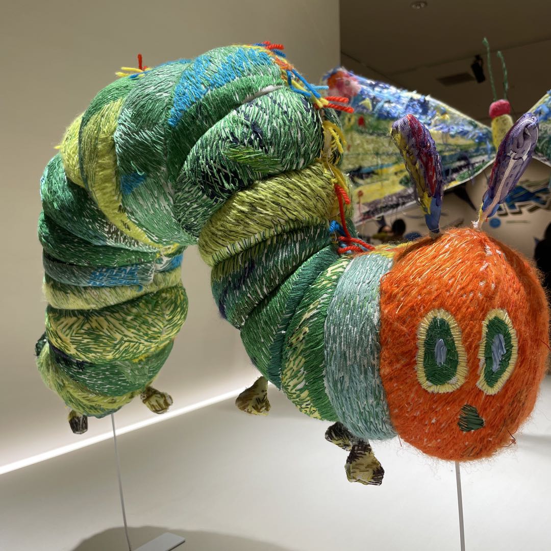 ツバメシジミと赤詰草くるみボタン刺繍ブローチ