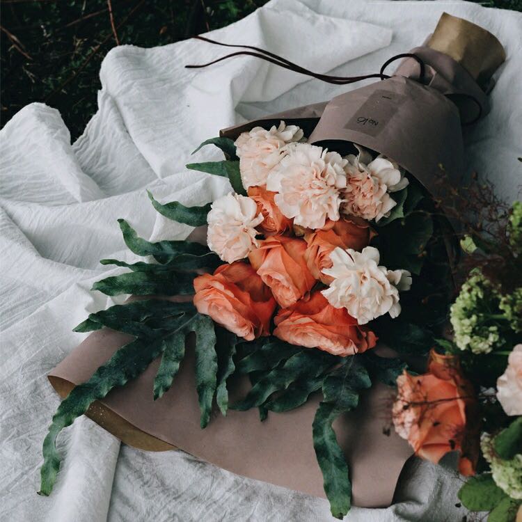 中国の文学作品 《当一切在我们周围暗下来》 作者：荞麦 - メルカリ 