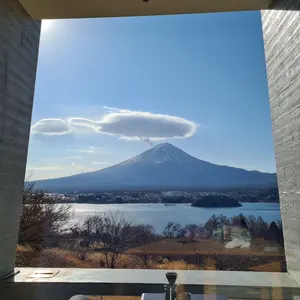 3段ブロンズアイアンアカンサスリーフテーブル（ベベルガラス付き