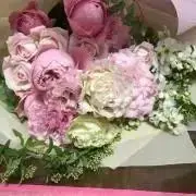 GUCCIビジュー付きピンクストラップサンダル - メルカリ