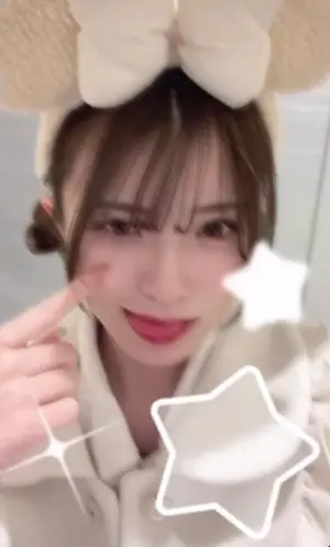 CUTIESTREET 真鍋凪咲 サイン入り生写真 - メルカリ