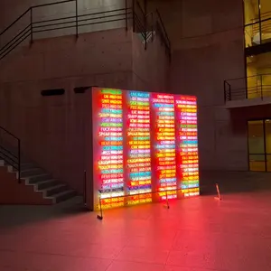 VERSACE ゴールド V字型ピアス(玲凪様 取り置き中) - メルカリ