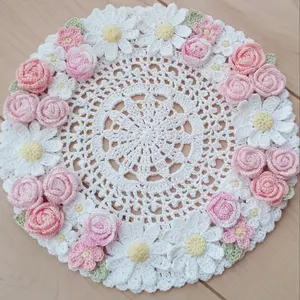 マーガレットレース編みドイリーハンドメイド 淡いピンクの薔薇とマーガレットのレース編みドイリー かぎ針編み