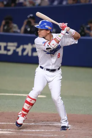中日ドラゴンズ・大島洋平 【入団初年度32番 直筆サインボール