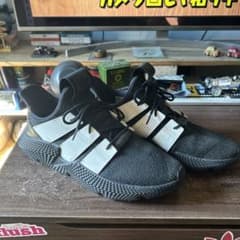 adidas スニーカーのサムネイル