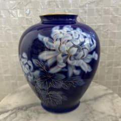 濃紺の花柄陶器花瓶 深川製磁 宮内庁御用達 花瓶 - メルカリ