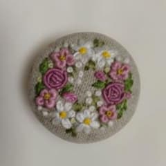 ハンドメイド 花刺繍 くるみボタンブローチのサムネイル