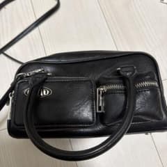 黒のレザーショルダーバッグのサムネイル