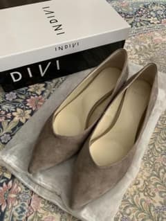 【INDIVI】グレージュ ポインテッドトゥパンプスのサムネイル