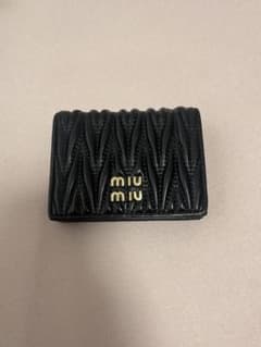 MIUMIU二つ折り財布のサムネイル