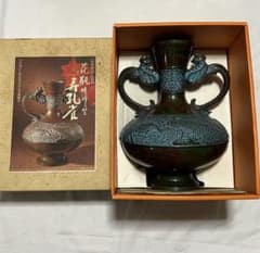 【美品】　花瓶　伝統美術工芸品　花瓶晴峰型 寿孔雀、“ 瑞峰印 ” 32. 花瓶 寿孔雀 晴峰型 伝統美術工芸品 瑞峰印 特殊新合金製 - メルカリ