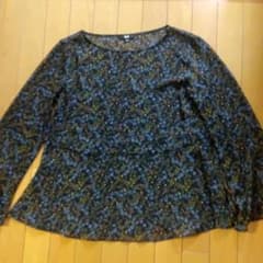 ユニクロの小花模様のブラウスのサムネイル