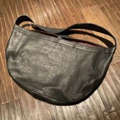 偽*ん様 T.T ニュースペーパーバッグ レザー製 - メルカリ