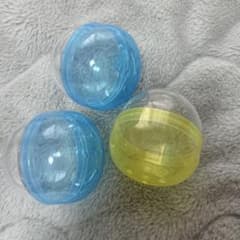 カプセルトイ 青と黄色のカプセルのサムネイル