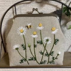 カモミールの刺繍がま口ポーチのサムネイル