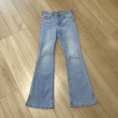 H &M ライトブルーフレアパンツのサムネイル