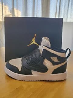 NIKE　キッズスニーカーのサムネイル