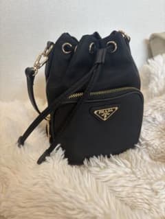 お盆セールPRADA ナイロン 巾着型 ブラック×ゴールド お盆セールPRADA ナイロン 巾着型 ブラック×ゴールド | Mercari