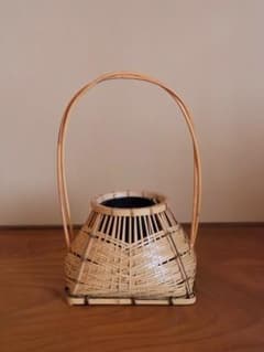 宗全篭　白竹花入　竹編み　竹籠　花籠　花器　竹工芸　華道具　Q2611 宗全篭 白竹花入 竹編み 竹籠 花籠 花器 竹工芸 華道具 Q2611 - メルカリ