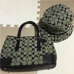 コーチのバックとハットのサムネイル