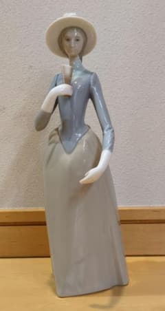 リアドロ陶器の貴婦人　 置物のサムネイル