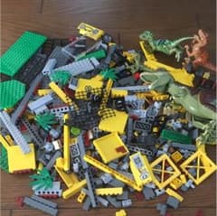恐竜4匹 + レゴ大量1.3キロセットのサムネイル