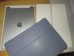 Apple iPad 第9世代 シルバー 本体 + カバー、互換ペンセットのサムネイル
