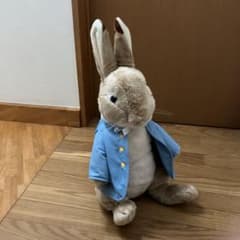 ぺ*ん様 ピーターラビット ぬいぐるみ 青いコートのサムネイル