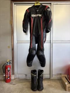 BERIK レーシングスーツ2.0 黒/赤&アルパインスターズレーシングブーツ BERIK レーシングスーツ2.0 黒/赤&アルパインスターズレーシングブーツ