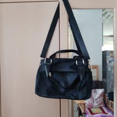 黒のナイロンショルダーバッグのサムネイル