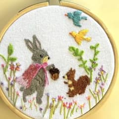 手刺繍フレーム 「どんぐり持ってきたよ。」 ハンドメイド - メルカリ