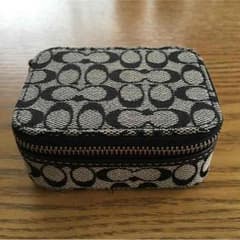 コーチ ピルケースのサムネイル