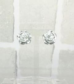 薔薇のスタッドピアス(シルバー)　　ハンドメイドのサムネイル