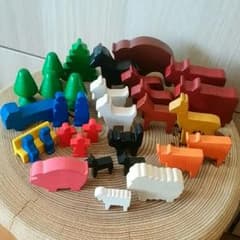 木のおもちゃ　積み木　動物　人　木のサムネイル