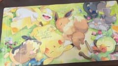 ハ*ウ様 ポケモンカードゲーム プレイマット イーブイ ピカチュウ 著名人サインのサムネイル