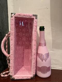ピンクのエンジェルボトルとケースのサムネイル