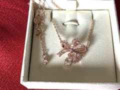Swarovski リボンモチーフ ネックレス ローズゴールドカラー
