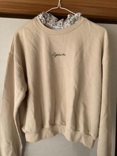 we go 花柄フラワーフリルネックロゴスウェットトレーナー　ベージュ