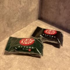 ネスレ キットカットミニチャーム(深いカカオの香り,濃い抹茶) 2点セットのサムネイル