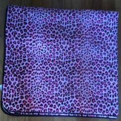 ピンクヒョウ柄絨毯のサムネイル
