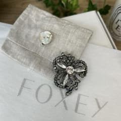 新品同様　FOXEYフォクシー　クリスタルブローチ　スワロフスキー　ビジュー 新品同様 FOXEYフォクシー クリスタルブローチ スワロフスキー