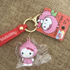 ご当地ハローキティ 山梨限定 桃 立体ラバーキーホルダー - メルカリ