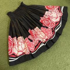【美品】フラダンス用スカート 黒地 ピンクのバラ柄　72㎝　パウスカートのサムネイル
