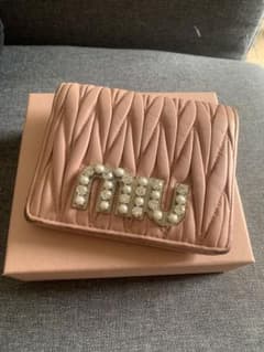 miumiu 財布 マトラッセ 折りたたみ財布のサムネイル