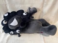 ミャクミャクくじ 2等】黒ミャクミャク 寝そべりぬいぐるみ - メルカリ