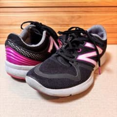 New Balance 24.5 バジー コーストランニングシューズ 黒ピンクのサムネイル