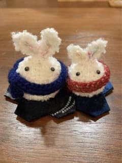 ぬいぐるみ① うさぎ（大）青、うさぎ（小）赤 人形 毛糸 ハンドメイドのサムネイル