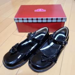 週末限定値下げ中！エナメル靴 トップバリュ 女の子22.5～23のサムネイル
