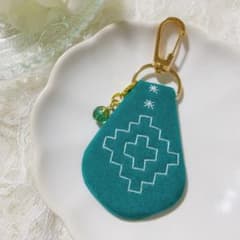 【和モダンな刺し子キーホルダー】雫型 柿の花 ビリジアン×白 天然石 一点物のサムネイル